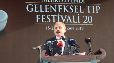 ‘Merkezefendi Geleneksel Tıp Festivali’nde vatandaşlar mesir macununu kapabilmek için birbirleriyle yarıştı