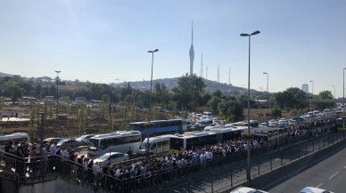 Metrobüs duraklarında yaya izdihamı yaşandı