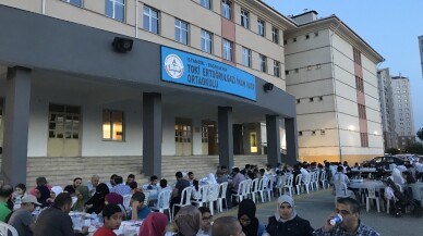 Okul bahçesinde uluslararası iftar