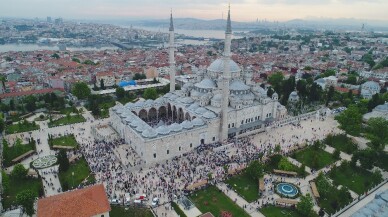 (ÖZEL) Fatih Camii’nde bayram namazı havadan görüntülendi