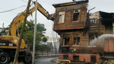 (Özel) Samatya’da kül olan tarihi bina, ekiplerce kontrolü bir şekilde yıkıldı