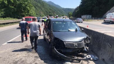 Sakarya’da otomobil beton refüje çarptı: 3 yaralı