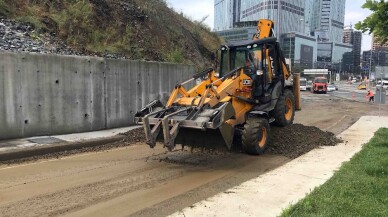 Sarıyer’de toprak kaydı, yol trafiğe kapandı