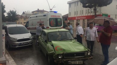 Seyir halinde fenalaşan sürücü park halindeki araçlara çarparak durabildi