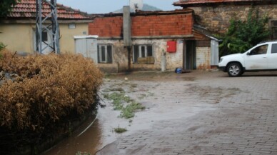 Sındırgı’da dereler taştı, bodrum katları su bastı