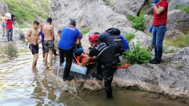 Tabiat parkında ayağı kırılan tatilciyi AFAD ekipleri kurtardı