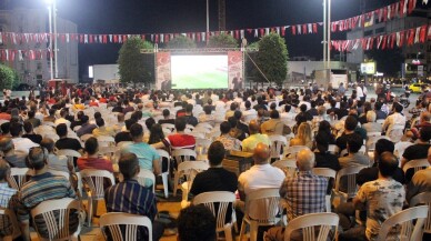 Taksim Meydanı’nda milli maç heyecanı dev ekrana taşındı