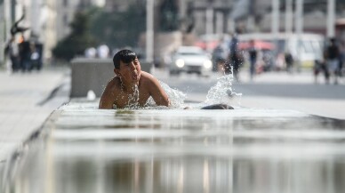 Taksim’de serinlemeye çalışan çocuklar süs havuzuna girdi