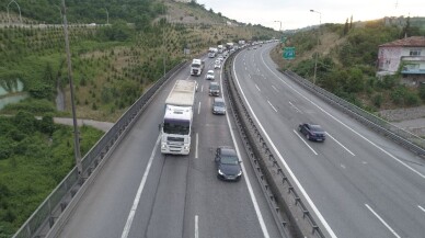 TEM Otoyolu’nda bayram tatilcilerinin oluşturduğu yoğunluk akşam saatlerinde arttı