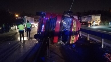 TEM’de kaza yapan tır yola devrildi, 2 saat trafik durdu