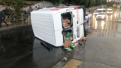 Yağış nedeniyle kayganlaşan yolda kontrolden çıkan minibüs devrildi