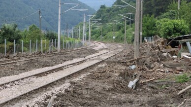 Yağış sonrası kapanan YHT hattında ekipler çalışmalarına hız verdi