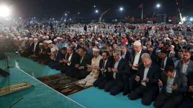 Yenikapı’da Enderun teravih namazında yüz binlerce kişi saf tuttu