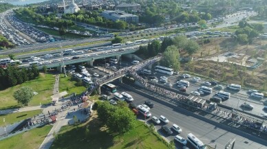 Altunizade metrobüs durağındaki yoğunluk havadan görüntülendi