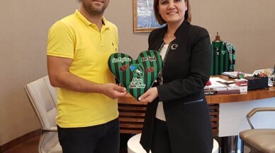 Başkan Hürriyet’ten yeni evli çiftlere Kocaelispor hediyesi