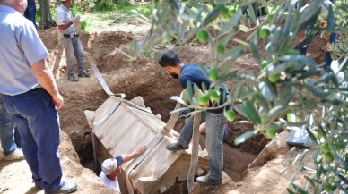 Bu kez ortaya pişmiş topraktan mezar çıktı