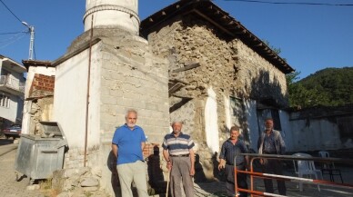 Burhaniye’de eski cami vatandaşların üzerine yıkılacak