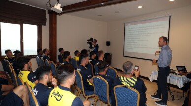 Fenerbahçeli futbolcular hakem seminerine katıldı