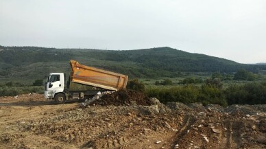 Gemlik’te yeşil alana hafriyat zabıtaya takıldı