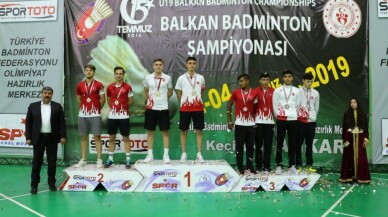 Genç badmintoncular başarıya doymuyor