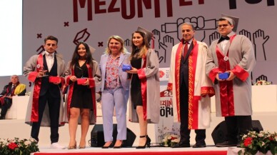 İKÜ’de mezuniyet coşkusu