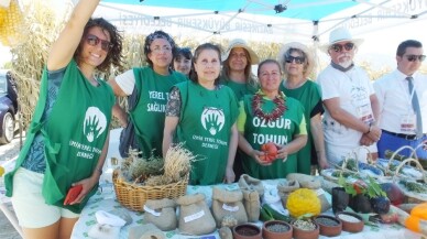 İzmir’den gelip Burhaniye’de tohum takası yaptılar