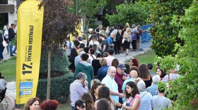 Kadıköy’de yıldızlar altında tiyatro keyfi başladı