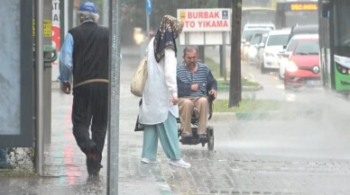 (Özel) Bursa’da sağanak yağış altında engelli adamın zor anları