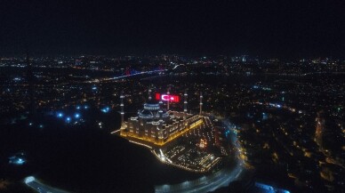 (ÖZEL) Çamlıca Camii’nde 15 Temmuz’a özel dev led Türk Bayrağı