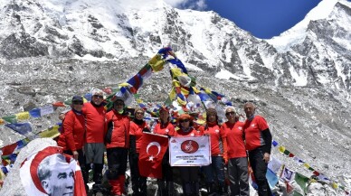 (Özel) Türk bayrağını dünyanın en yüksek dağında dalgalandırdılar