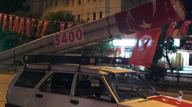 S 400 füzesine benzettiği maketi aracına bağlayıp 15 Temmuz zaferini kutladı