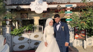 Tanıştıkları kafe’ye yıllar sonra gelin ve damat olarak geldiler