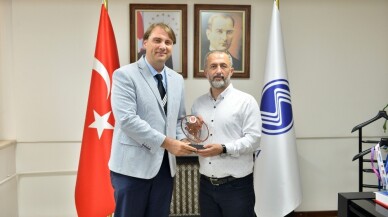 Türkiye Ragbi Federasyonundan Rektör Savaşan’a plaket