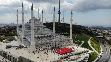 Üsküdar’da yaz Kur’an kurslarına dev bayrakla veda edildi