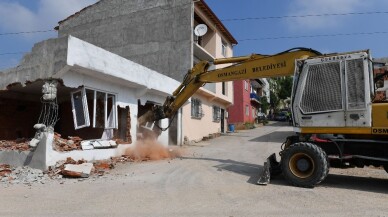 Yüksek gerilim hattı altındaki kaçak binalar yıkıldı