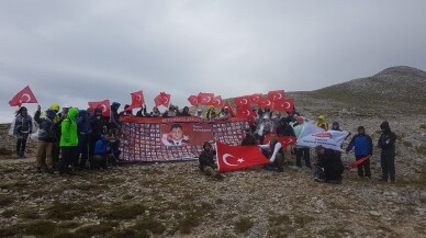 Zirvede demokrasi yürüyüşü