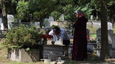 17 Ağustos şehitleri, mezarlarında gözyaşları ve dualarla anıldı