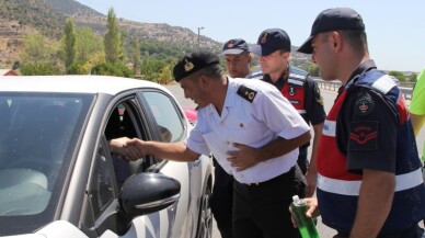 Ayvalık’ta jandarmadan uygulama noktasında bayramlaşma