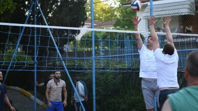 Başkan Kocaman, vatandaşlarla voleybol oynadı