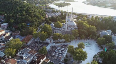 Binlerce vatandaş bayram namazı için Eyüp Sultan Camii’ne akın etti