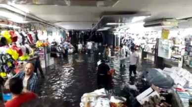 Eminönü alt geçidinde bulunan iş yerlerini su bastı