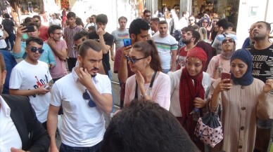 İstiklal Caddesi’nde gökten saçılan paralar izdihama neden oldu