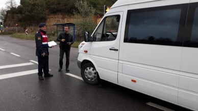 Jandarma trafik destekçisi iki örenciye katılım belgelerini takdim etti