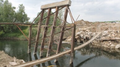 Köprü yıkıldı, sürücüler isyan etti