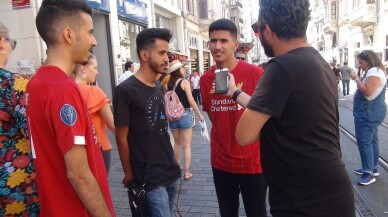 Liverpool ve Chealsea taraftarları Taksim’de gezip döner yedi