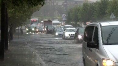 Sağanak yağışla yollarda su birikintileri oluştu araçlar mahsur kaldı