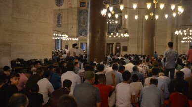 Süleymaniye Camii’nde bayram namazı sonrası sıcak çorba ikramı