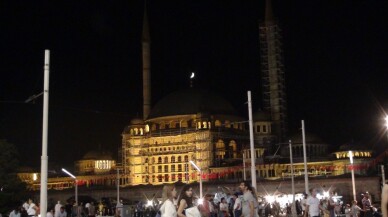 Taksim Camii alemiyle hilal buluştu, vatandaşlar telefona sarıldı