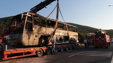 Yanan otobüs kaldırıldı