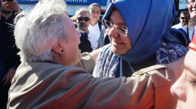 Bakan Zehra Zümrüt Selçuk, yıllar sonra karşılaştığı lise öğretmeniyle duygulu anlar yaşadı